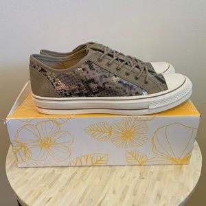 NEW IN BOX Yellow Box ‘Vada’ Taupe Snake 8